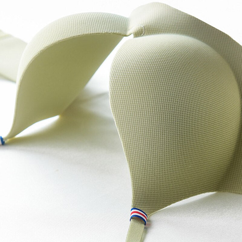 Biustonosz z ozdobnymi elementami