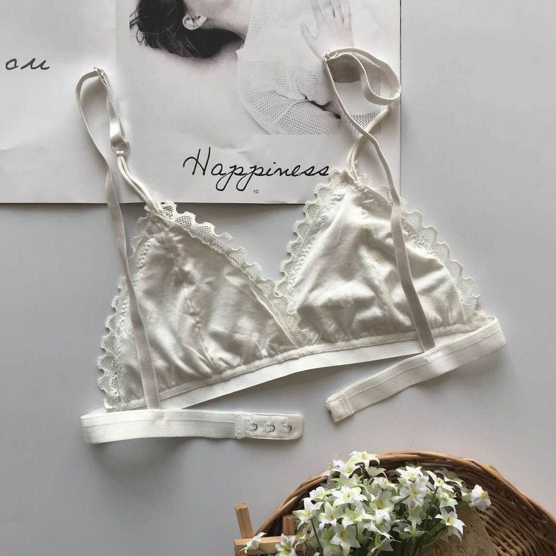 Biustonosz koronkowy z kwiatowym motywem