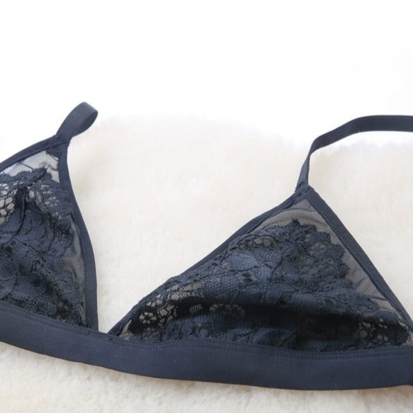 Biustonosz koronkowy z trójkątnymi miseczkami