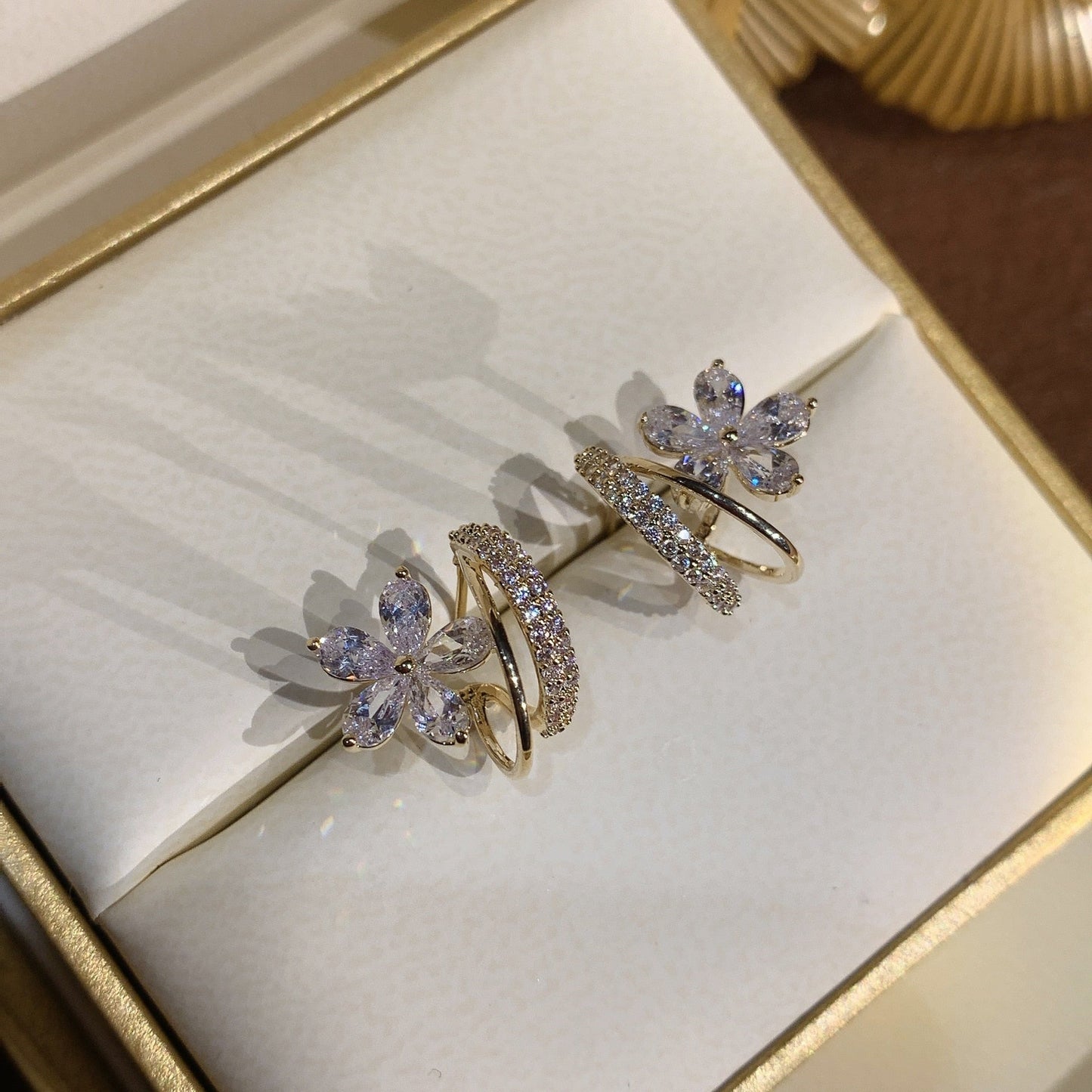 Złote kolczyki w kształcie kwiatów z cyrkoniami