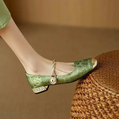 Melisa – Stylowe sandały z haftem i regulacją